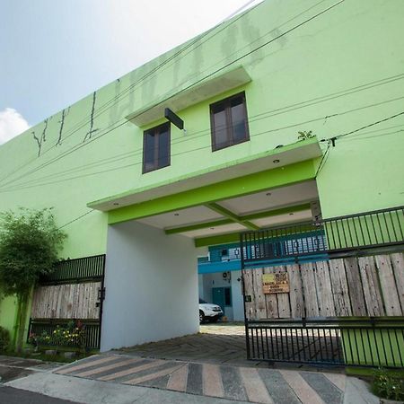Reddoorz Syariah At Kartohardjo Madiun Hotel Exterior foto