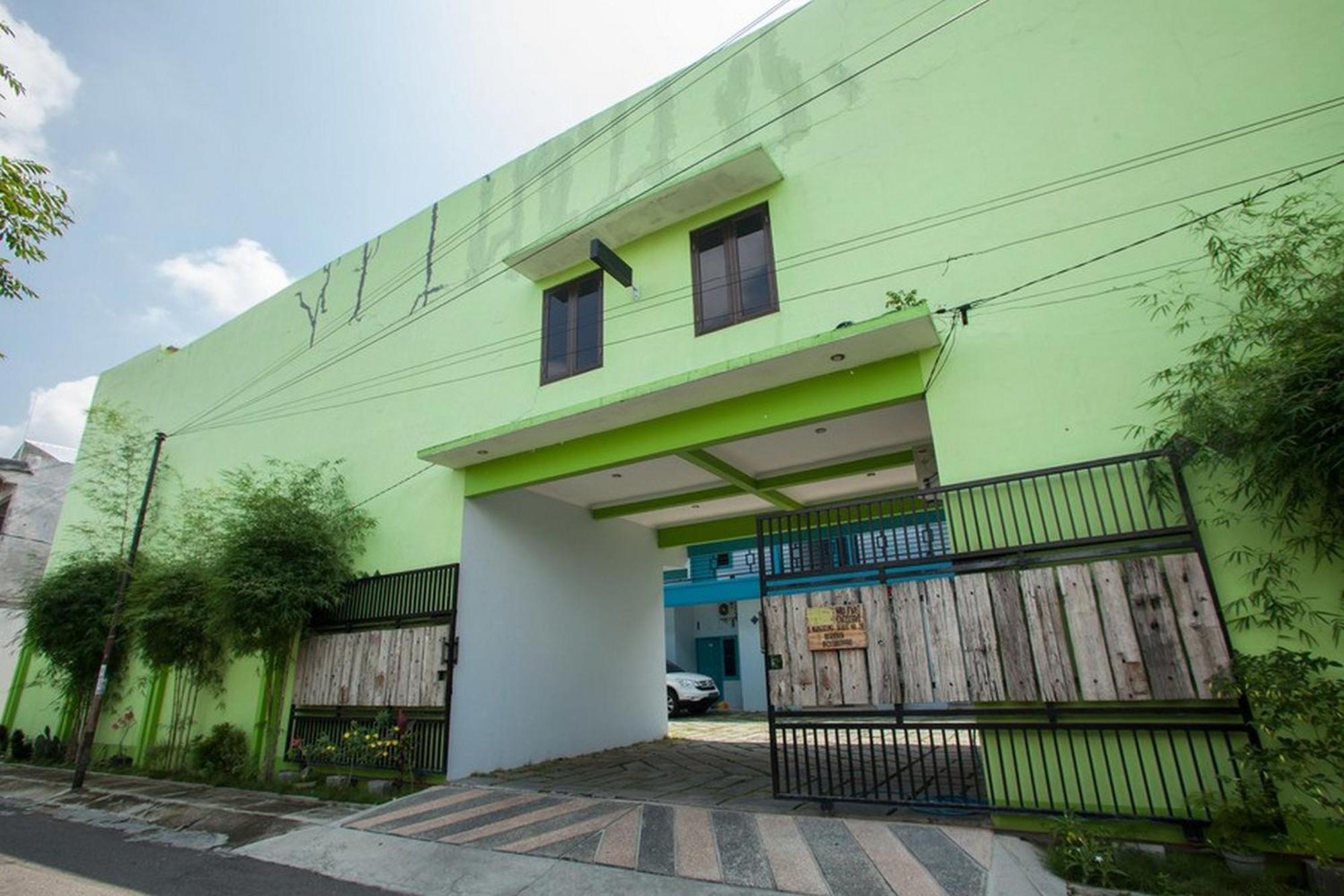 Reddoorz Syariah At Kartohardjo Madiun Hotel Exterior foto