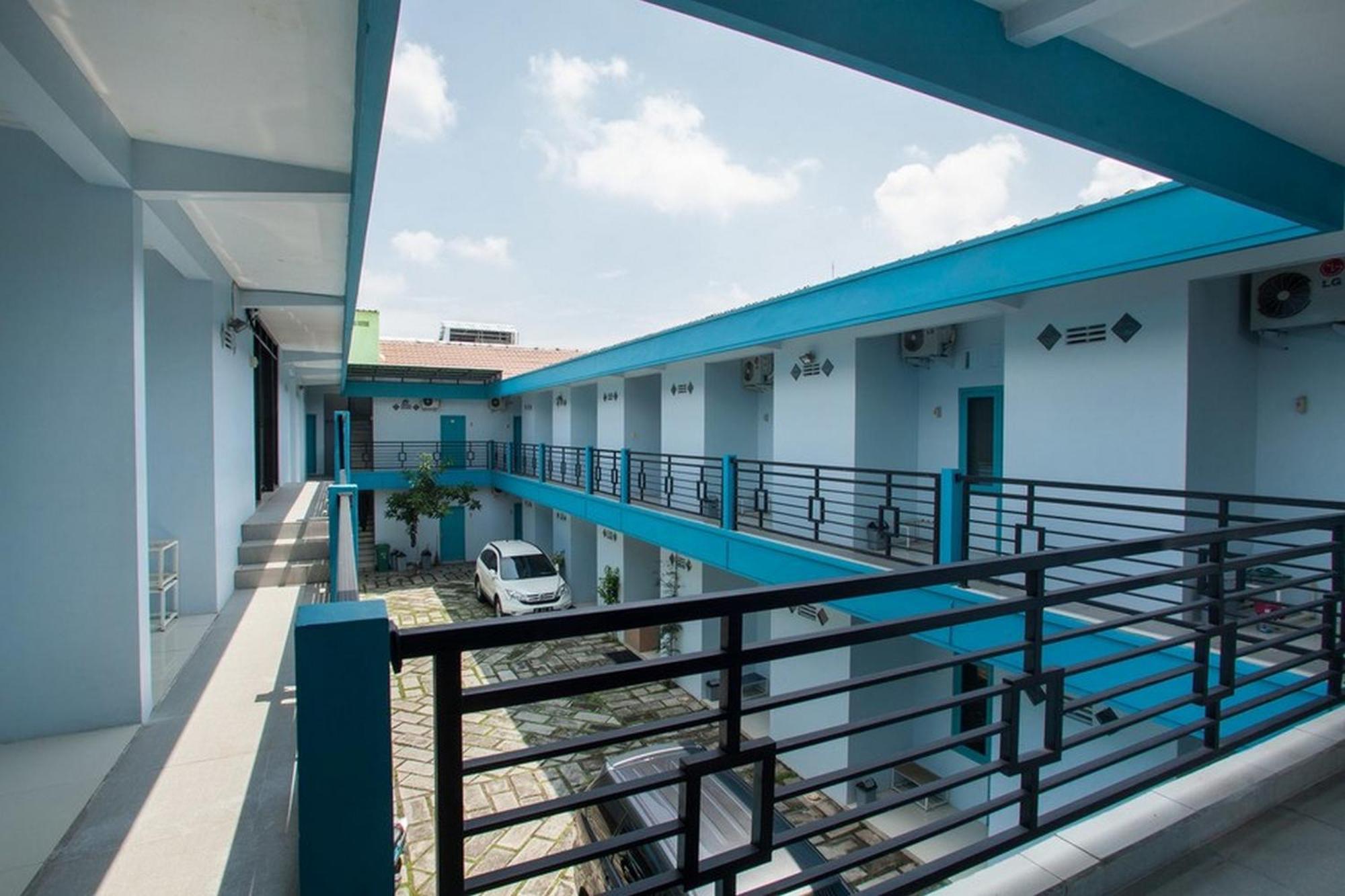 Reddoorz Syariah At Kartohardjo Madiun Hotel Exterior foto