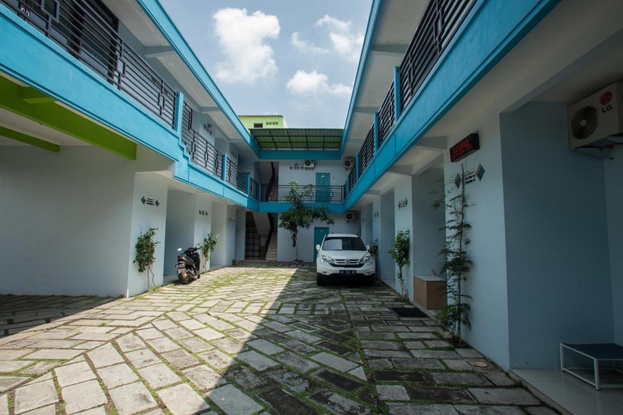 Reddoorz Syariah At Kartohardjo Madiun Hotel Exterior foto